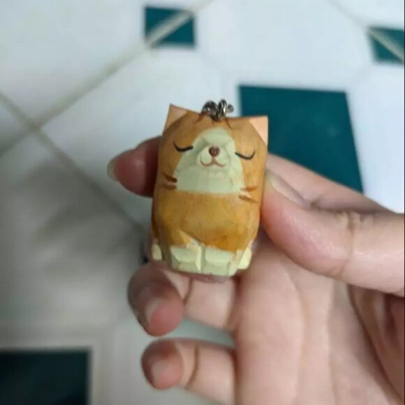 Cat wood carving keychain - Picture 3 of 3